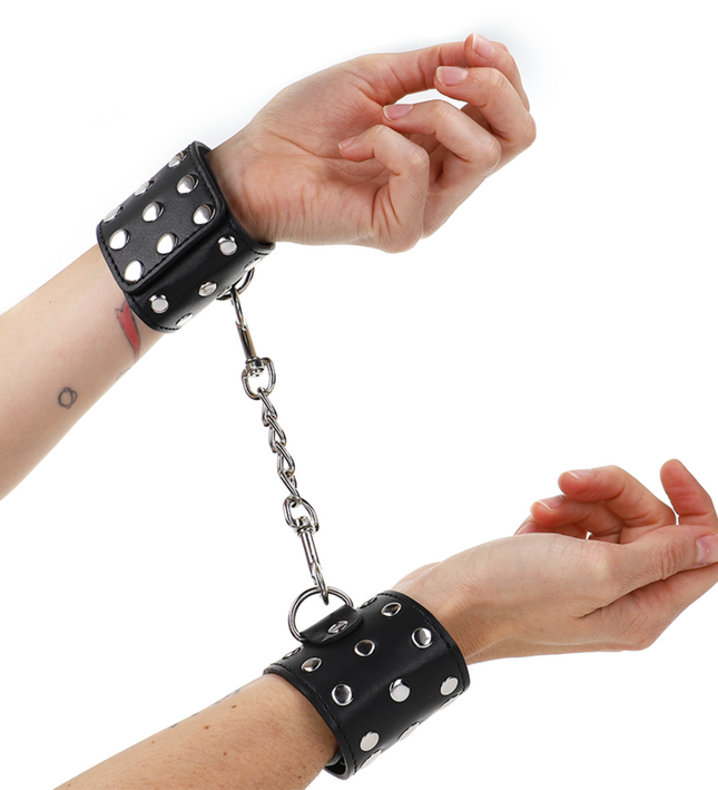 KINK - WRIST RESTRAINTS WITH SNAP FASTEN FULL OF RIVETS BLACK ADJUSTABLE 19-24 CM X 5.5 CM