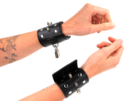 KINK - PUNK WRIST RESTRAINTS WITH SPIKES 25 X 6 CM